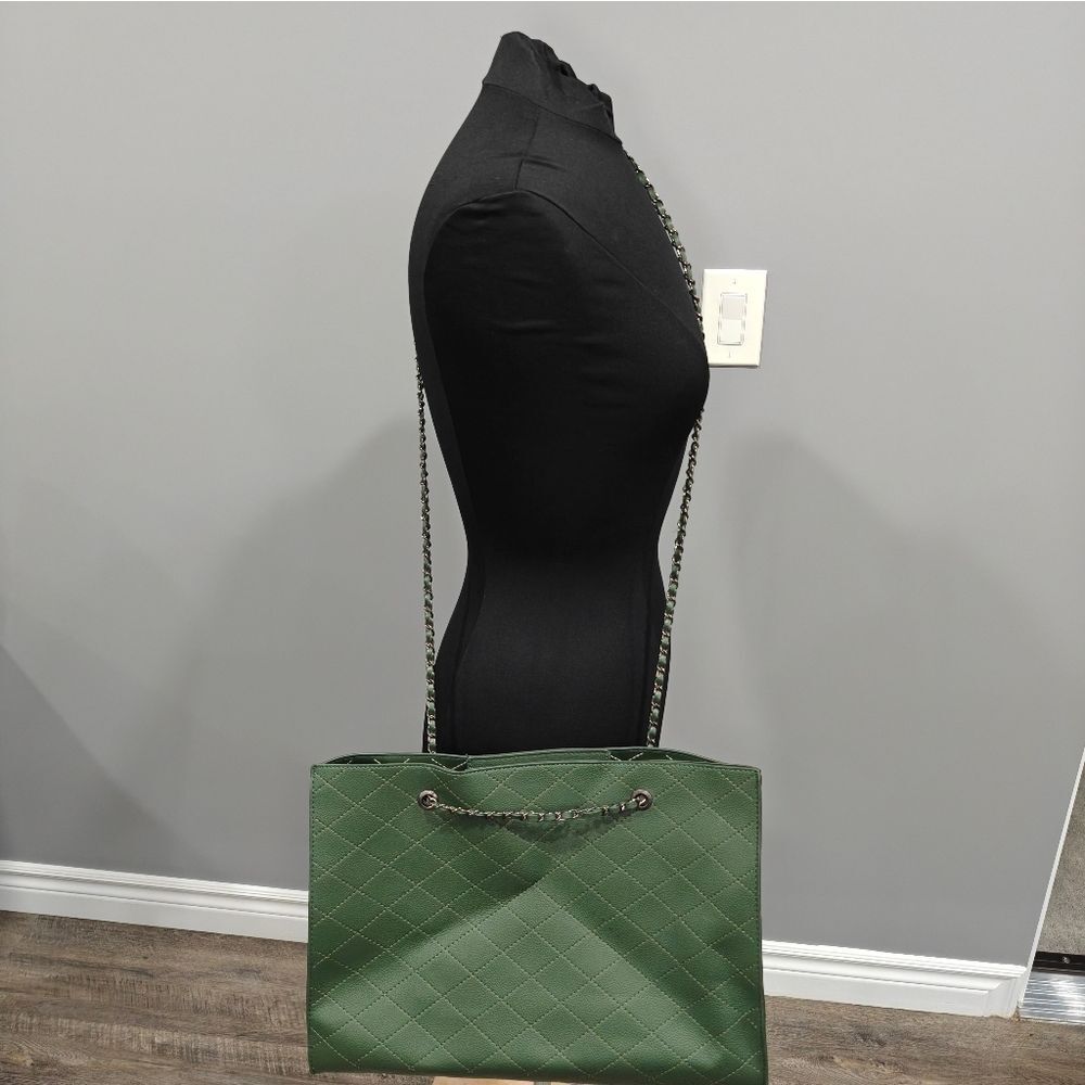 🐢 Green Quilted Vegan Leather Tote. Convertible Strap. - Picture 13 of 15